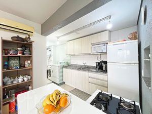 Image 8 - 884951