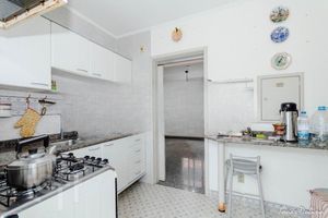 Image 3 - 884963
