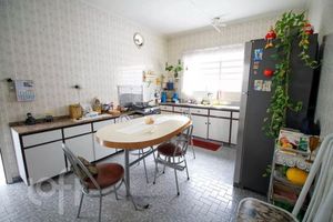 Image 8 - 884990