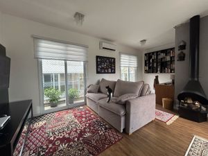Image 16 - 885026