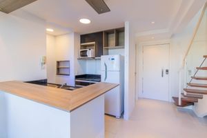 Image 9 - 885045