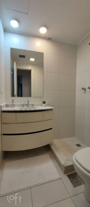 Image 10 - 885105