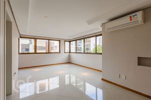 Image 21 - 885112