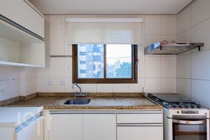 Image 15 - 885112