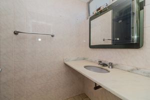 Image 19 - 885135