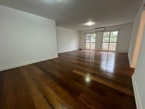 Image 19 - 885136