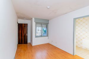 Image 1 - 885173