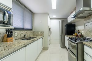 Image 22 - 885190