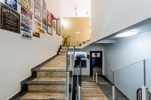 Image 18 - 885195