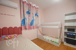 Image 16 - 885202