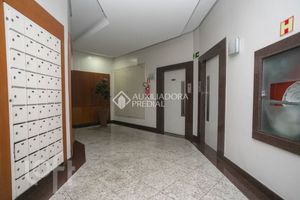 Image 17 - 885285