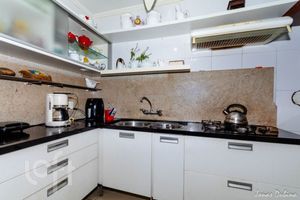 Image 9 - 885294