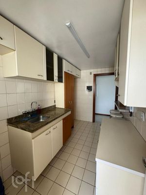 Image 28 - 885298