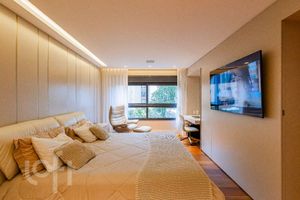 Image 18 - 885326