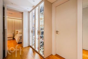 Image 16 - 885326