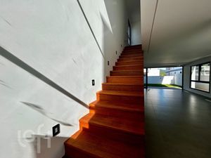 Image 12 - 885329