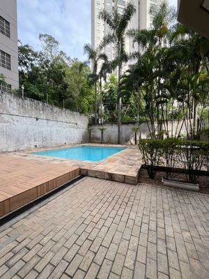 Image 8 - 885370