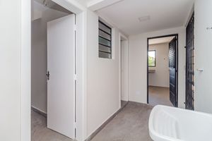 Image 21 - 885409