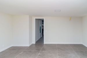 Image 34 - 885409