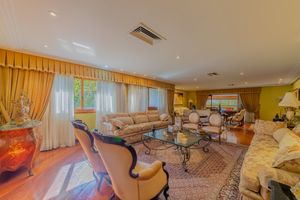Image 1 - 885516