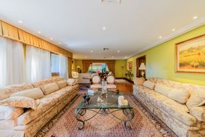 Image 19 - 885516