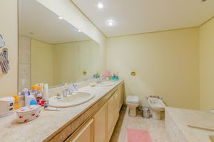 Image 39 - 885516