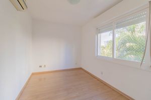 Image 22 - 885518