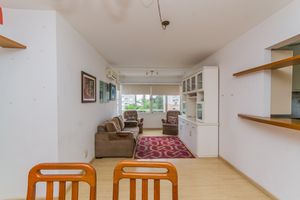 Image 1 - 885563