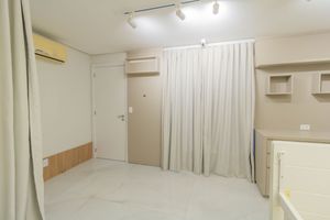 Image 38 - 885567