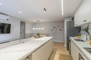 Image 15 - 885571