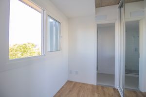 Image 10 - 885572