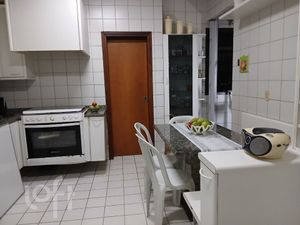 Image 12 - 885617