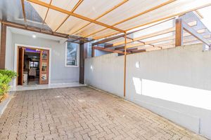 Image 35 - 885650