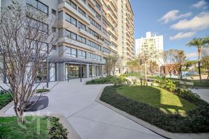 Image 35 - 885661