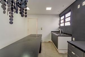 Image 34 - 885698