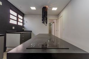 Image 37 - 885698