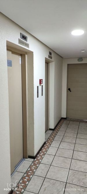 Image 17 - 885700