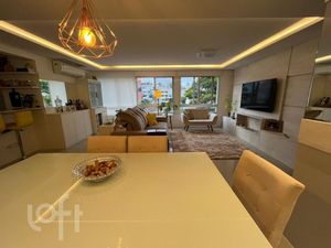 Image 6 - 885709
