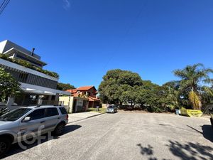 Image 33 - 885737