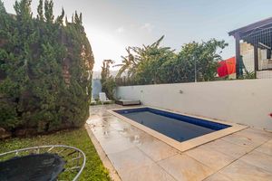 Image 7 - 885754