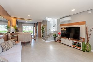 Image 1 - 885784