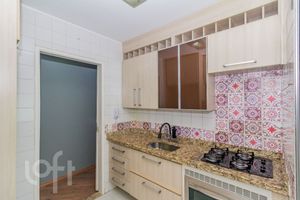 Image 19 - 885811