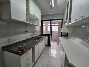 Image 4 - 885824