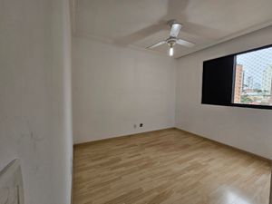 Image 21 - 885824