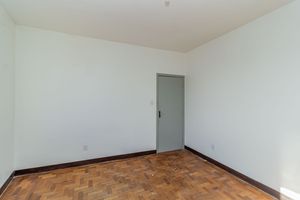 Image 21 - 885846