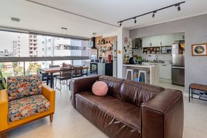 Image 1 - 885921