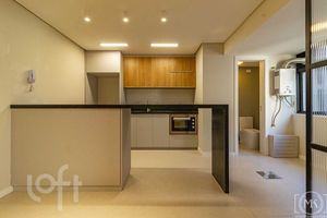 Image 1 - 885933