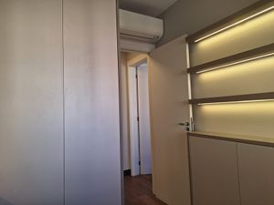 Image 10 - 885959