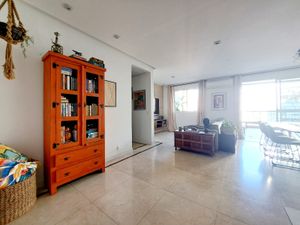 Image 8 - 885975