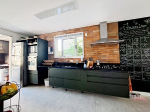 Image 25 - 885975